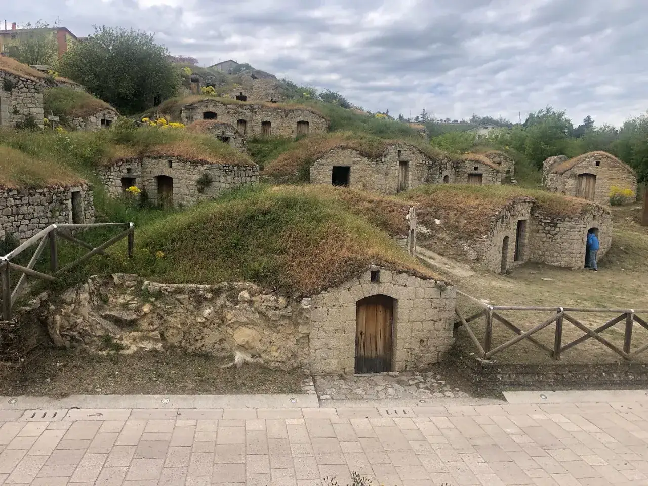 Antiche case a graticcio e grotte scavate nella collina, un suggestivo scorcio di Pietragalla cosa vedere.