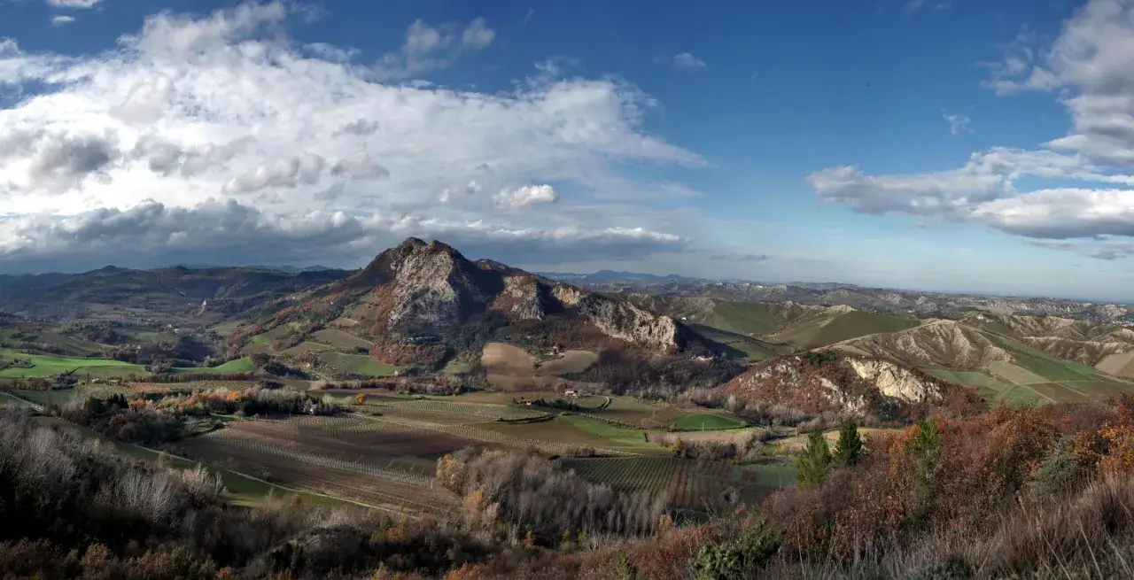 Panoramica collinare autunnale con vigneti e calanchi, tipici del paesaggio di Brisighella, dove si trova questo incantevole borgo.