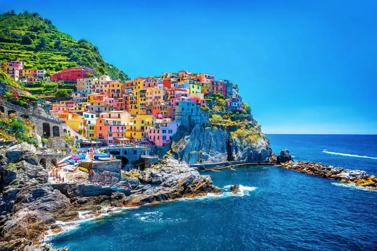 Case colorate a picco sul mare blu, un sogno per il tuo viaggio alle Cinque Terre.