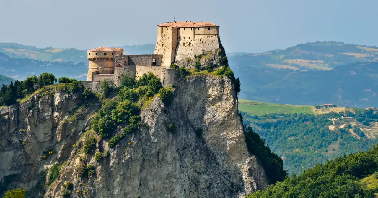 Fortezza medievale arroccata su uno sperone roccioso, domina il paesaggio collinare. Borgo San Leo, un gioiello incastonato tra le montagne.