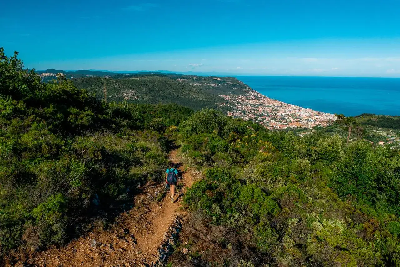 Sentiero panoramico per il trekking a Finale Ligure, con vista sul mare e sulla città.