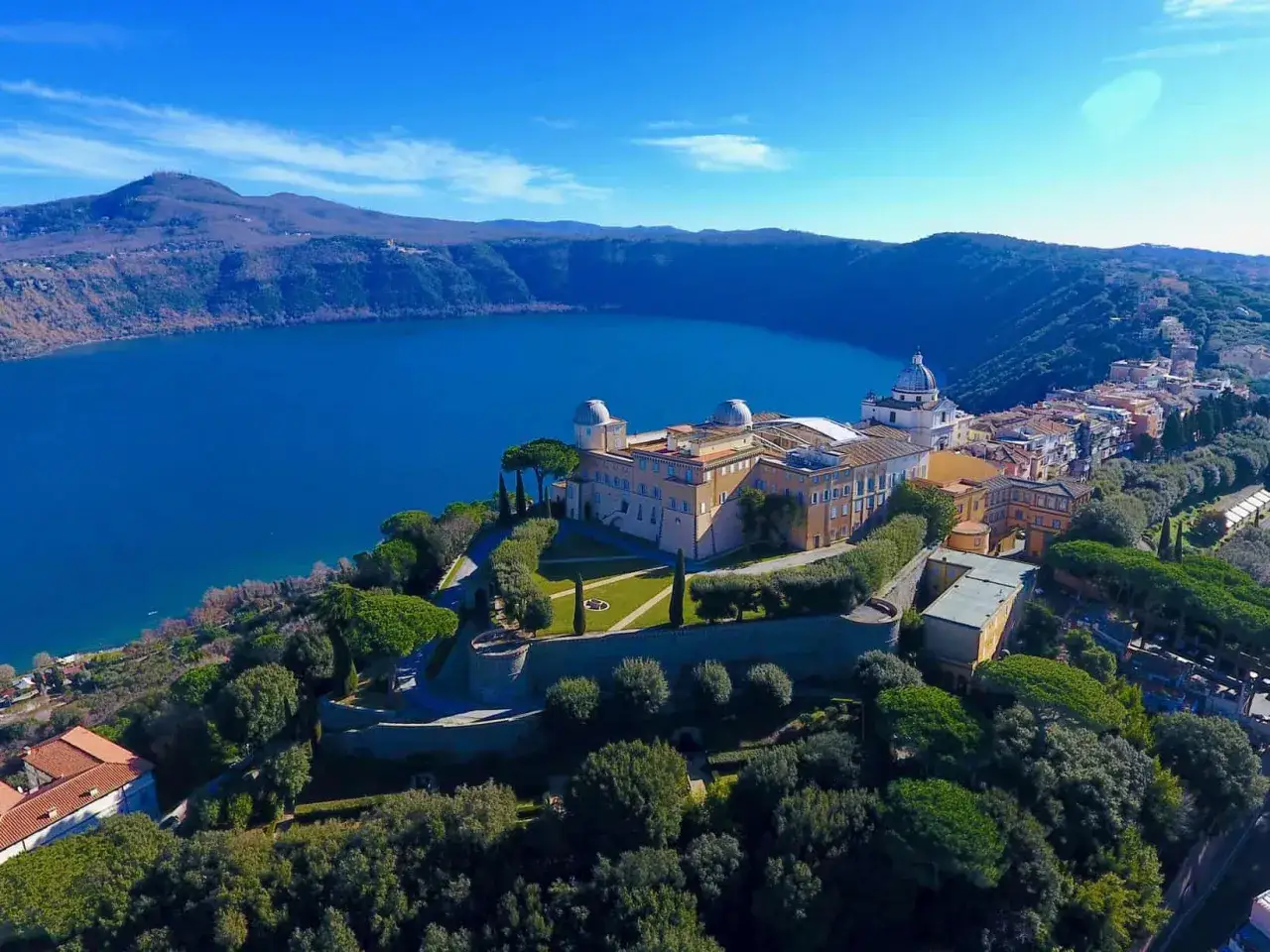 Castel Gandolfo, residenza estiva papale, domina il lago Albano. Un luogo incantevole dove si trova la storia.