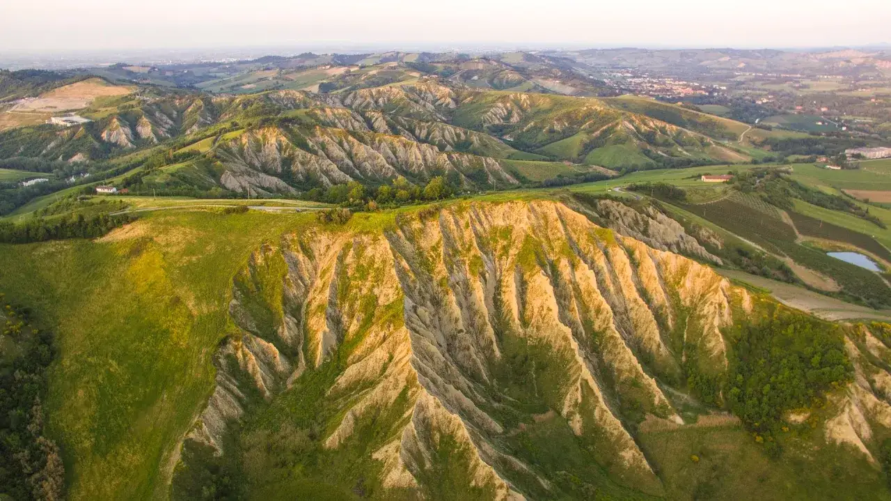 Colline ondulate e calanchi argillosi, perfetti per indimenticabili passeggiate in Romagna. Un paesaggio mozzafiato al tramonto.