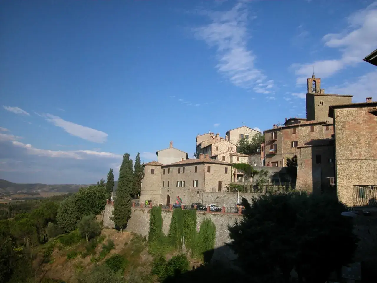 Panicale, borgo medievale in Umbria, offre scorci suggestivi. Tra le cose da vedere: case in pietra, torri e un panorama mozzafiato.