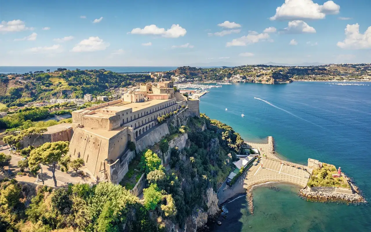 Fortezza sul mare, con un porto turistico sullo sfondo. Questo luogo incantevole si trova ad Agnano, dove la storia incontra la bellezza del golfo.