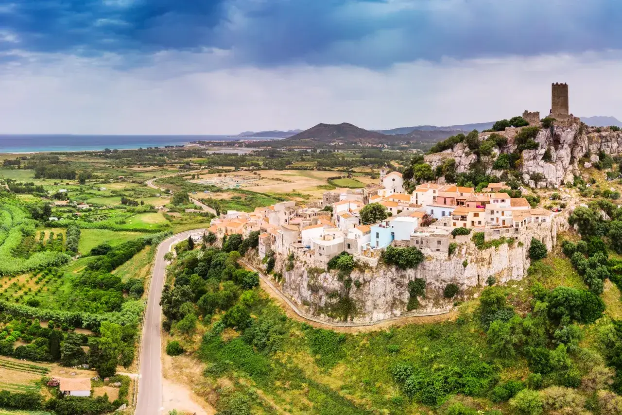 Posada, un borgo arroccato su una rupe con un castello medievale, offre panorami mozzafiato e un'atmosfera incantevole. Cosa vedere in questo gioiello sardo?