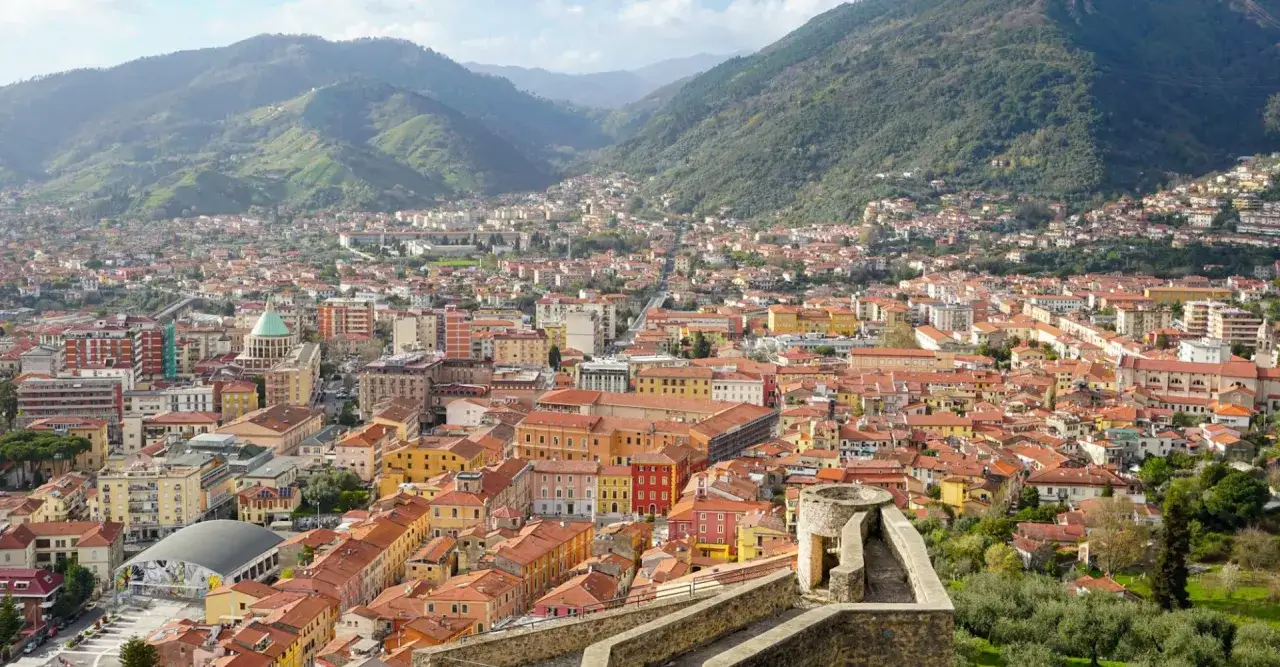 Vista panoramica di San Carlo Massa, con case dai tetti rossi che si estendono fino alle colline verdi.