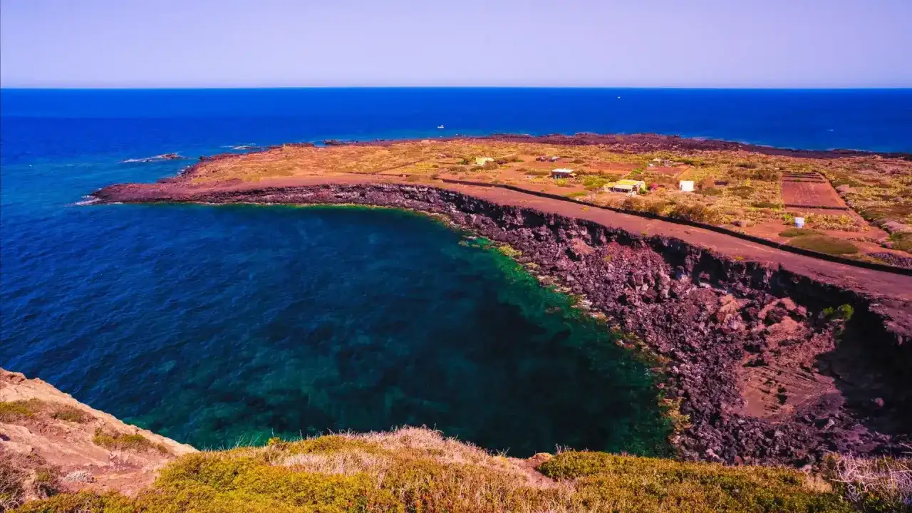 Scogliere vulcaniche e acque cristalline a Linosa, un paradiso con spiagge uniche.