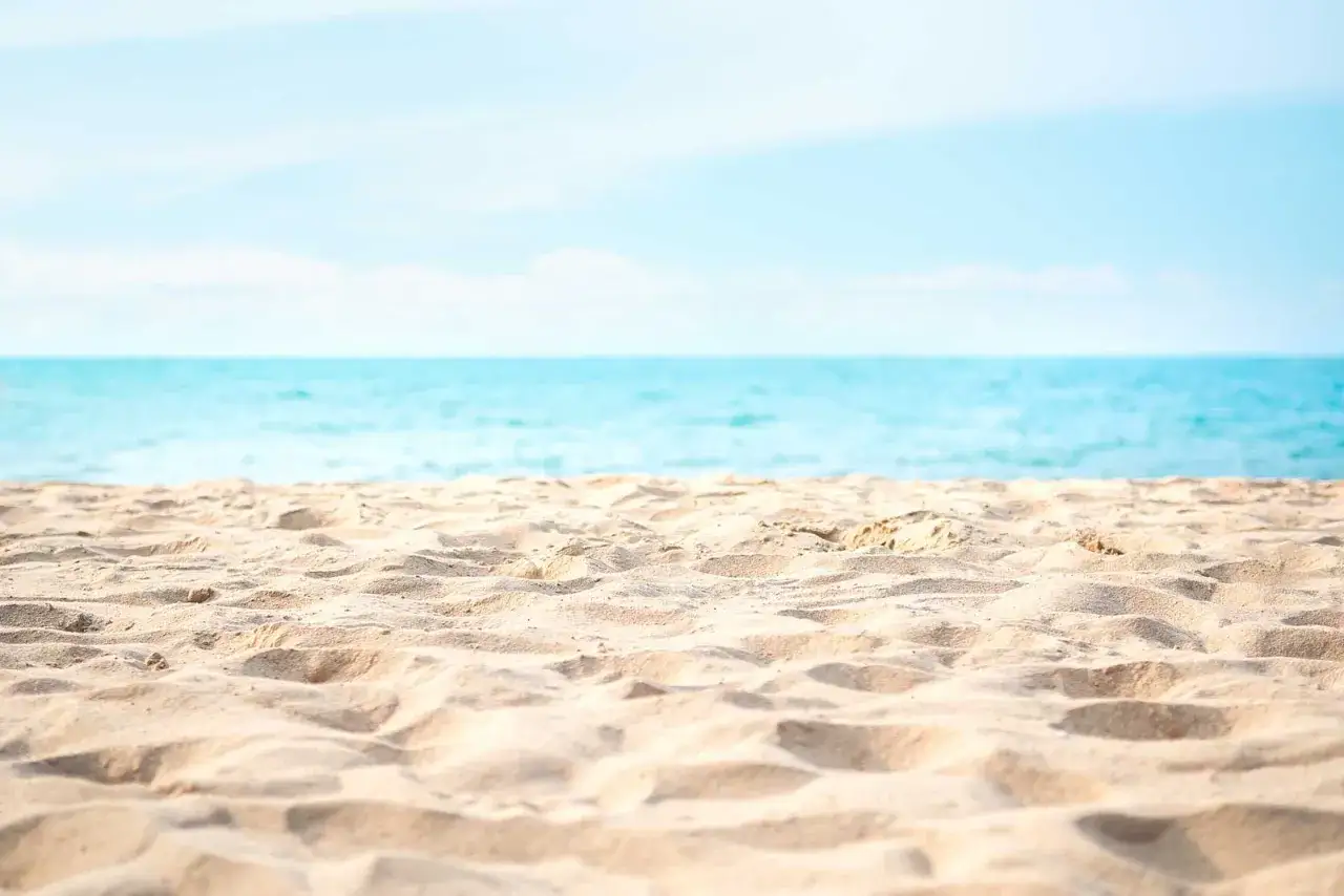 Spiaggia dorata e mare azzurro a Riccione, un invito a rilassarsi sotto il sole.