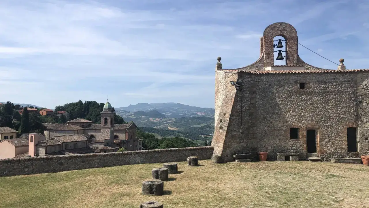 Campanile e borgo antico a Verucchio, cosa vedere: un panorama mozzafiato sulle colline romagnole.