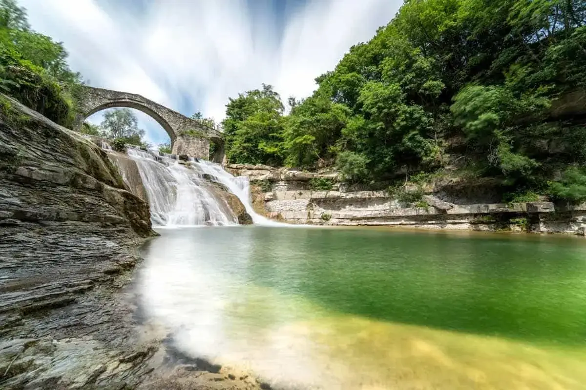 Cascata e ponte ad arco a Portico di Romagna, cosa vedere in questo angolo di paradiso naturale.