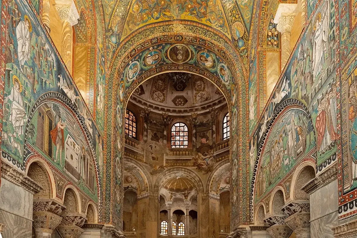 Interno di San Vitale a Ravenna, un capolavoro di mosaici bizantini. Imperdibile per chi visita Ravenna cosa vedere in due giorni.