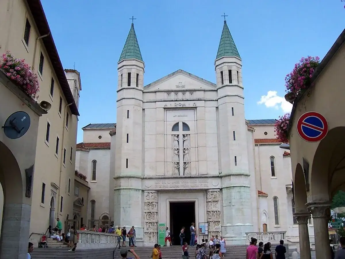 La Basilica di Santa Maria Maggiore a Siponto, dove si trova questo imponente edificio religioso con le sue torri gemelle e la facciata decorata.