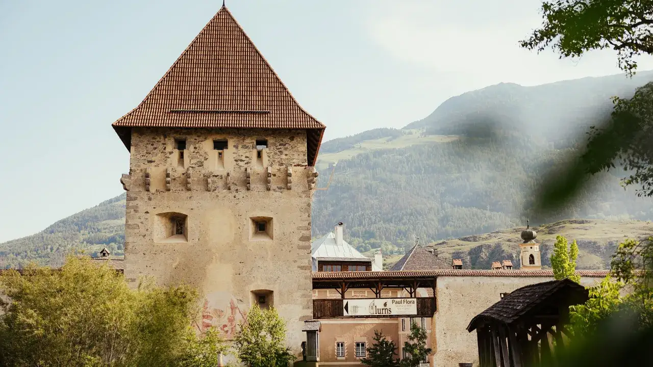 Torre medievale e campanile a Glorenza, cosa vedere in questo borgo storico tra le montagne.