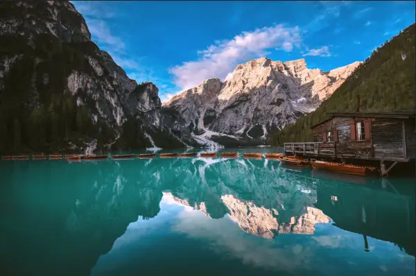 Lago di Braies, un vero san candido un passo dal cielo. Barche di legno galleggiano sull'acqua turchese, riflesse nelle maestose montagne.