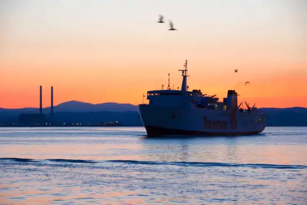 Traghetto Toremar al tramonto, ideale per un weekend all'Isola d'Elba.