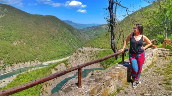 Donna ammira il panorama mozzafiato della Val Trebbia, un vero gioiello da vedere.