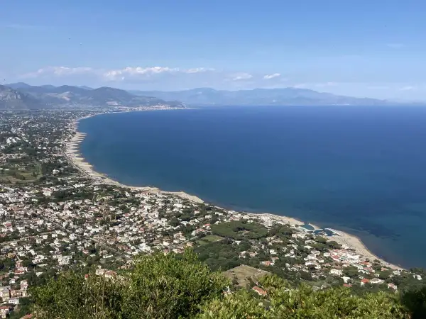 Vista panoramica del circeo mare, con la costa frastagliata, le case bianche e il blu intenso del mare sotto un cielo limpido.