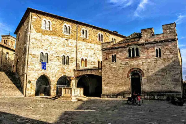 Piazza del Popolo a Montefalco, con la fontana e gli antichi palazzi. Un luogo incantevole da scoprire, tra le cose da vedere a Montefalco.