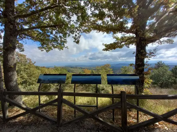 Pannello informativo con panorama mozzafiato. Un invito a scoprire cosa vedere in questo paesaggio collinare.