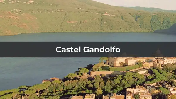 Castel Gandolfo, residenza estiva dei papi, si affaccia sul lago Albano, circondato da verdi colline.