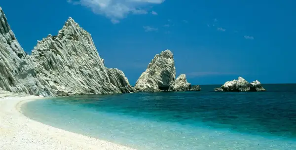 Scogliere bianche e mare cristallino sulla riviera marchigiana.