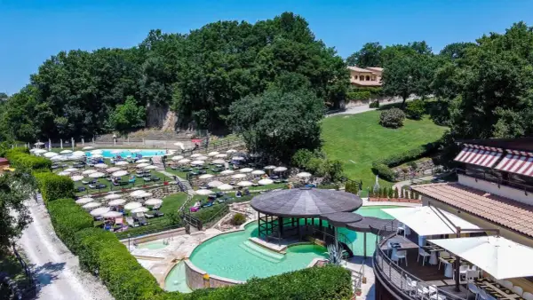 Un'oasi di relax alle terme di Soriano, con piscine, lettini e ombrelloni immersi nel verde.