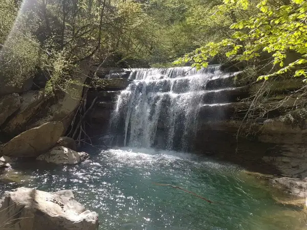 Cascata a San Benedetto in Alpe, un luogo incantevole da scoprire tra rocce e vegetazione rigogliosa.