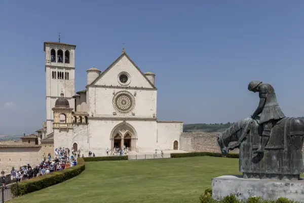 Statua di cavaliere davanti alla Basilica di San Francesco ad Assisi. Un luogo ideale per una visita, con comodo parcheggio gratuito.
