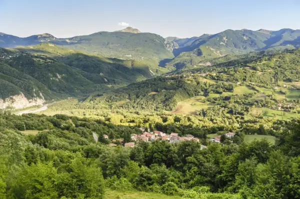 Un borgo incastonato tra le verdi colline dell'Appennino Tosco-Emiliano, un paesaggio da cartolina che incanta.