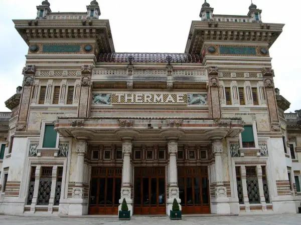Magnifico edificio delle terme a Salsomaggiore, con decorazioni elaborate e la scritta "THERMAE" in mosaico.