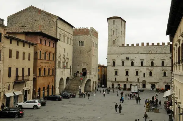 Piazza del Popolo a Todi, con palazzi storici e torri, ideale per scoprire cosa vedere a Todi in un giorno.