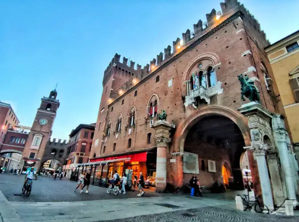 Piazza Castello a Ferrara, con il Castello Estense e la torre dell'Orologio. Perfetto per scoprire cosa vedere a Ferrara e dintorni in 3 giorni.