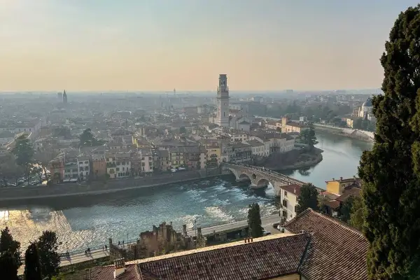 Panoramica di Verona con l'Adige e Ponte Pietra, ideale per scoprire cosa vedere a Verona in due giorni.