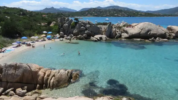 Spiagge di San Teodoro con acque cristalline, rocce granitiche e gente che si gode il sole e il mare.