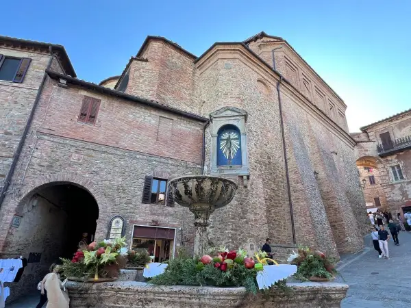 Fontana decorata a Panicale, con scorci di vicoli e architetture in pietra e mattoni. Un luogo da scoprire.
