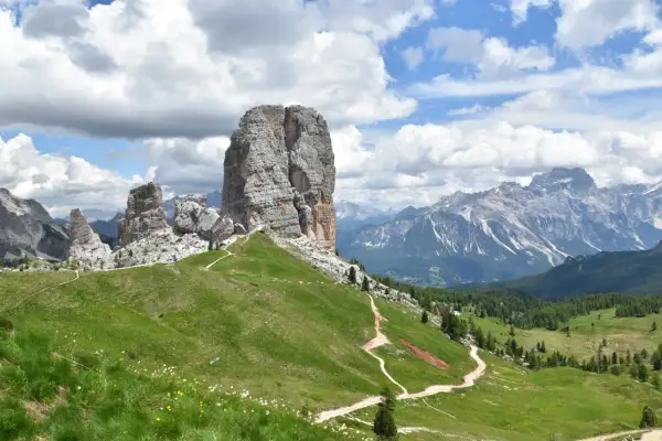Cinque Torri, luoghi iconici dove hanno girato "Un passo dal cielo". Panorami mozzafiato tra vette rocciose e verdi pendii.