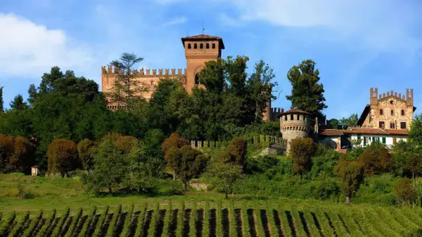 Castello medievale immerso nel verde, tra vigneti e alberi. Un luogo da scoprire tra le 10 cose da vedere nel Monferrato.