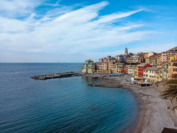 Colorate case liguri affacciate sul mare blu, un vero gioiello tra i posti belli in Liguria sul mare.