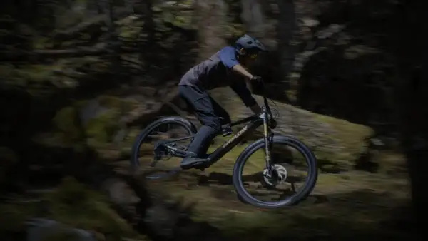 Ciclista in azione su una mountain bike, perfetta per la tua guida all'acquisto.