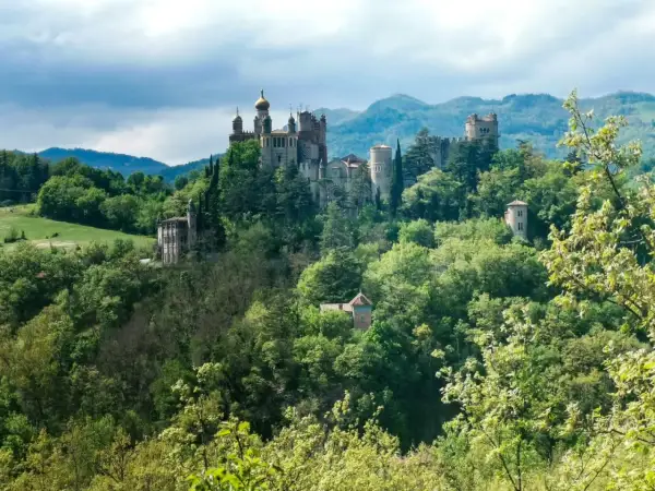 Castelli fiabeschi e torri medievali tra il verde rigoglioso: ecco cosa vedere nell'Appennino bolognese, un panorama da sogno.