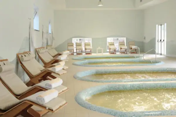 Relax sui lettini e nelle vasche termali, un'oasi di pace per le tue terme Campania inverno.