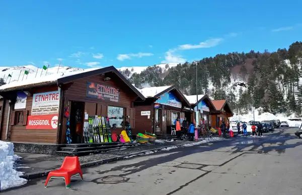 Negozi di noleggio sci sull'Etna, con attrezzatura in esposizione. Ideale per chi cerca informazioni sui costi per sciare sull'Etna e souvenir.