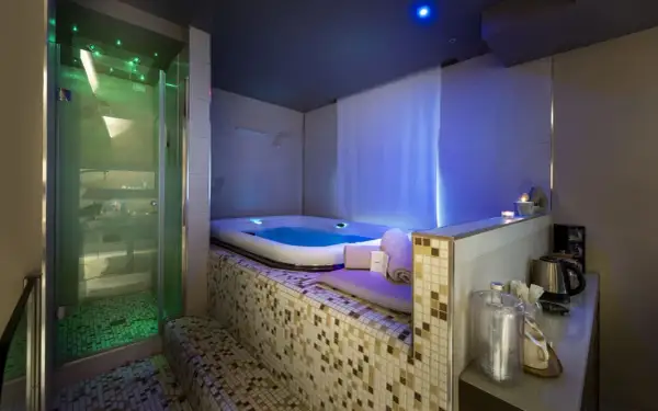 Un'oasi di relax con vasca idromassaggio e doccia cromoterapica, ideale per un soggiorno benessere nelle terme di Perugia.