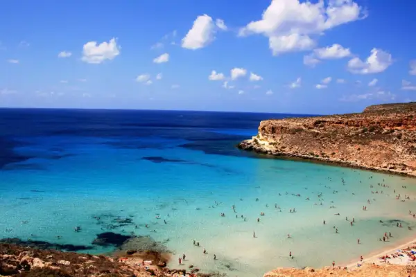 Le splendide linosa spiagge con acque cristalline e scogliere rocciose, piene di bagnanti che si godono il sole e il mare.