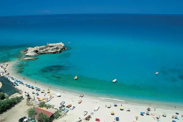 Spiaggia di Riaci, Calabria. Acque cristalline, scogli suggestivi e sabbia dorata. Ecco come arrivare in questo paradiso.