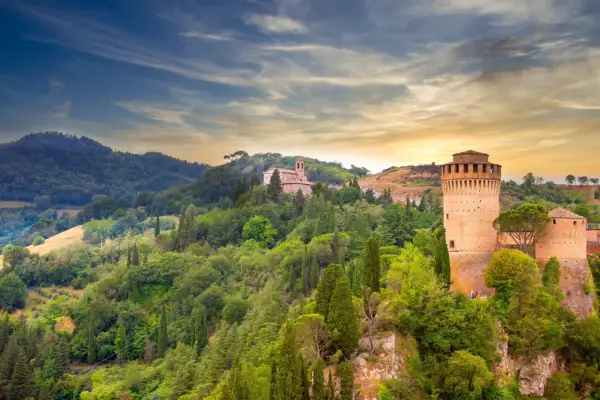 Brisighella, un borgo medievale in Emilia-Romagna, con la sua Rocca Manfrediana e la chiesa sulla collina, immerso nel verde.